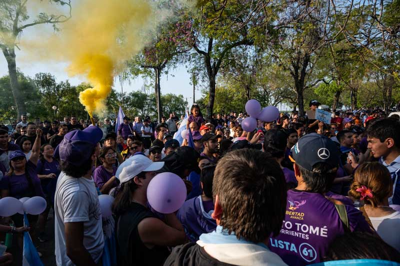 Con una sensación térmica cercana a los 36 grados y casi dos horas de demora, fue recibido por militantes libertarios que lo aguardaban desde temprano en inmediaciones del Hotel de Turismo.