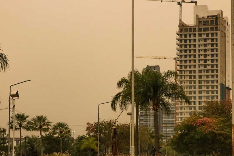 La situación causada por los incendios ocurridos en Bolivia, Paraguay y el Brasil, entre otros, promueve que la combinación del humo y la baja humedad provoque que la calidad del aire se deteriore considerablemente, afectando principalmente a personas con enfermedades respiratorias. 