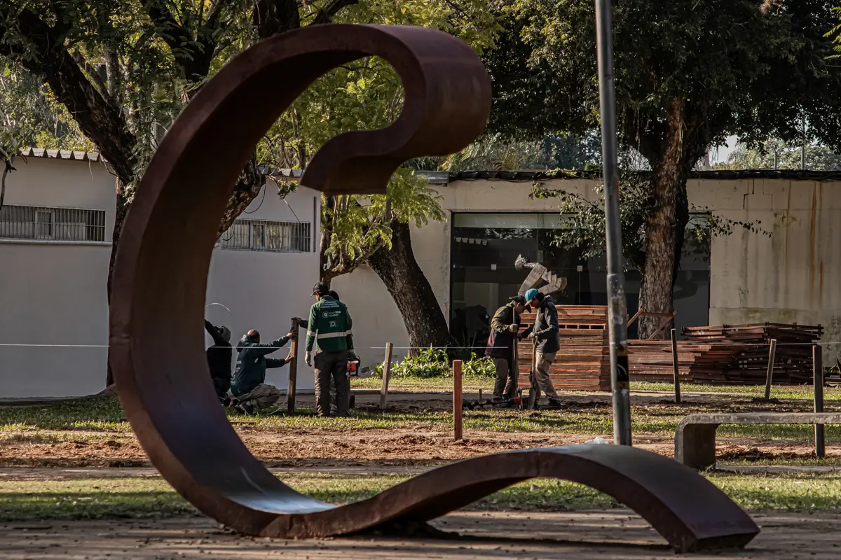 Las esculturas ya emplazadas dialogan con la preparaci&oacute;n de la nueva edici&oacute;n. Al finalizar el certamen, las obras realizadas durante la Bienal pasar&aacute;n a ampliar el patrimonio art&iacute;stico urbano de la ciudad.
