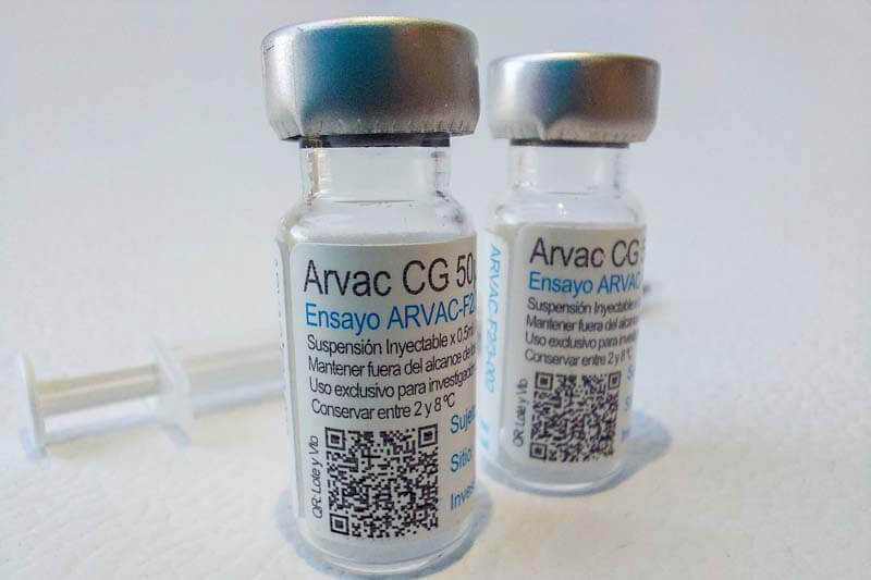 Esta vacuna llega en un momento crucial para ayudar a inmunizar a la población contra variantes como ómicron, y subsanar una situación preocupante, ya que el 90% de las muertes por coronavirus en 2023 ocurrieron a personas no inoculadas o que no recibieron refuerzos a tiempo.