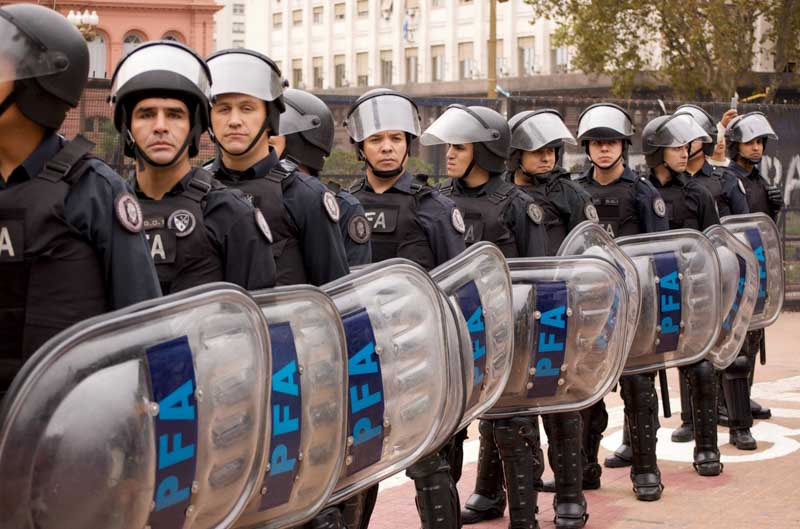 La reestructuración contempla una reorganización interna orientada a mejorar la eficiencia operativa, la reasignación de recursos y la modernización del sistema de ingreso y formación. Se priorizará el reclutamiento de profesionales universitarios y se modificará el régimen de carrera policial para facilitar el ascenso de suboficiales con experiencia. El Ministerio de Seguridad será el encargado de definir el nuevo perfil del personal y ajustar la cantidad de efectivos y aspirantes según las necesidades operativas.