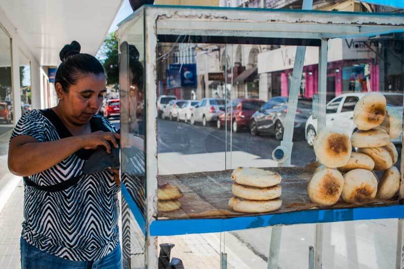 El informe, dirigido por Federico Pastrana y Pablo Moldovan, atribuyó parte del deterioro a la dinámica de los convenios colectivos y advirtió que, sin una baja sostenida de la inflación, la pérdida de poder adquisitivo podría profundizarse. Desde la asunción de Javier Milei, los ingresos reales privados acumulan una merma del 1,3%, mientras que en el sector público el retroceso alcanza el 16,9%, de acuerdo con datos oficiales.