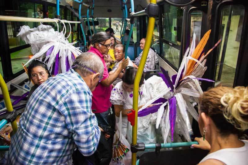 En el colectivo que los llevó al corso barrial compartimos risas y ansias con este grupo que, sin importar la edad, vive el carnaval con pasión.