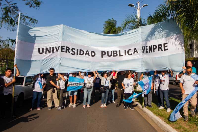 Centenares de personas participaron en la multitudinaria marcha que se realizó por las calles de las ciudades de Corrientes y Resistencia.