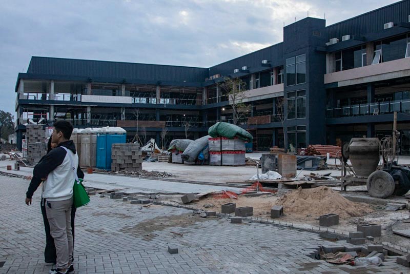 El paseo incluyó la estructura del edificio de 20 pisos que concentrará el centro de innovación, así como el sector gastronómico en construcción, la antigua imprenta, y los espacios donde se proyectan ferias y paseos comerciales.