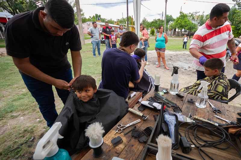 Los vecinos del barrio Esperanza agradecieron el evento de cortes de pelo gratuitos y reconocieron el trabajo de los estudiantes de peluquería. 