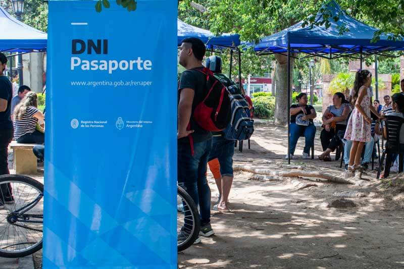 Bajo la sombra de los árboles de la plaza, el camión del Registro Nacional de las Personas ha estado ofreciendo desde el sábado la oportunidad a los capitalinos de adquirir sus documentos.