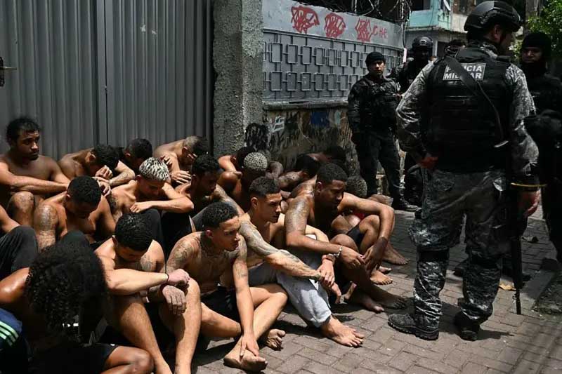 El gobernador Cláudio Castro calificó la operación como “la mayor de las fuerzas de seguridad de Río de Janeiro”. Durante el despliegue, se incautaron 31 rifles y una gran cantidad de drogas, además de detener a líderes del Comando Vermelho, entre ellos Thiago “Belão” do Nascimento Mendes y Nicolas Fernandes Soares. El operativo, resultado de una investigación de más de un año, fue descrito como un golpe directo al narcotráfico, aunque dejó el mayor saldo mortal en la región desde 1990.