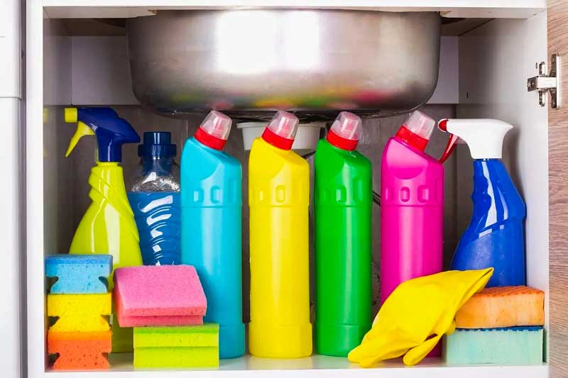 El organismo regulador tomó la decisión de forma inmediata para proteger a los consumidores de adquirir insumos de origen desconocido y no supervisado. La prohibición es total: abarca el uso, la venta, la publicidad y la distribución de la marca. Como consecuencia del incumplimiento, la ANMAT ya ha iniciado un sumario sanitario contra la firma y su director técnico. La restricción total se mantendrá vigente hasta que la compañía demuestre el cumplimiento normativo e inscriba formalmente sus productos.