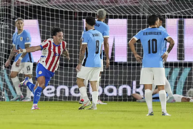 En la continuidad de la fecha 15, Ecuador y Brasil igualaron sin goles en el estadio Monumental Banco Pichincha de Guayaquil, y Paraguay logró un triunfo vital al superar 2 a 0 a Uruguay en Asunción, consolidándose en el tercer puesto de la clasificación con 24 puntos; el primer gol llegó al minuto 13 en los pies de Matías Galarza, y Julio Enciso (36’) cerró con un penal.