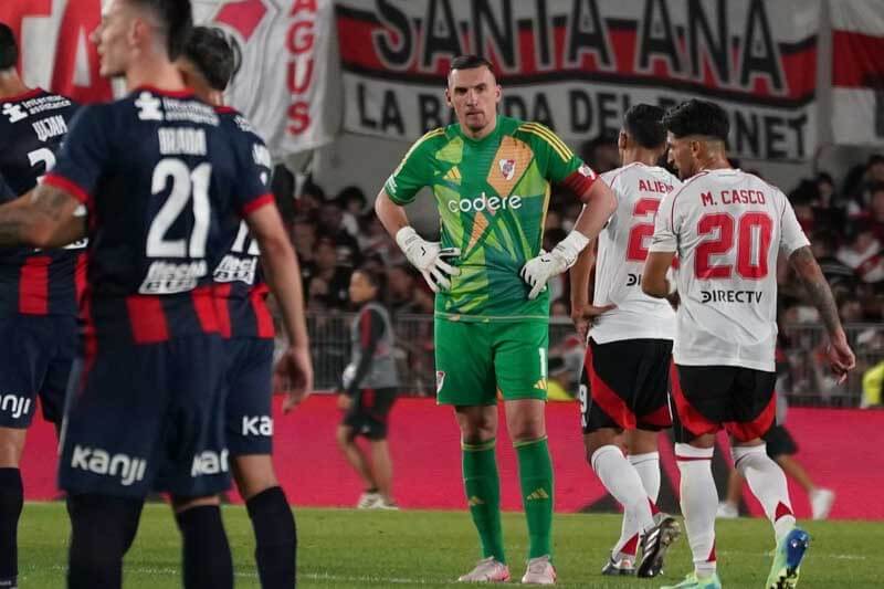 El Millonario no logró concretar el triunfo y sus hinchas expresaron su descontento.

Pese al dominio inicial, los de Marcelo Gallardo no supieron mantener la ventaja y sufrieron el empate en un juego parejo.