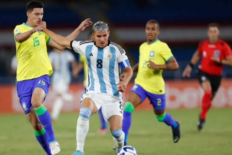 El posible equipo inicial argentino, que se presentará en el estadio Brígido Iriarte liderado por Diego Placente, estaría formado con Jeremías Martinet, Dylan Gorosito, Juan Giménez, Tobías Ramírez, Julio Soler, Milton Delgado, Valentino Acuña, Maher Carrizo, Claudio Echeverri, Ian Subiabre y Santiago Hidalgo.