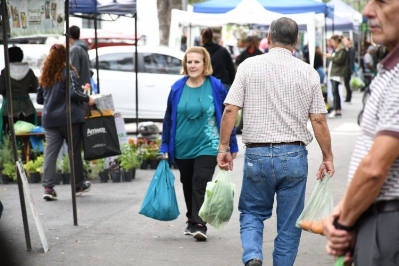 El sábado 19, de 8 a 13, estarán en la esquina de las calles Pilú Gómez y José Rolón, en el parque Mitre. Además, ese día comenzará lo que se promociona como la Feria de Pascua, que de 10 a 20 desembarcará en el paseo Arazaty, con el añadido de integrantes del programa Ciudad de Diseño y feriantes de Resistencia (Ferias Conectadas). El domingo se repetirá la actividad, en el mismo escenario y con los mismos integrantes, de 10 a 20.