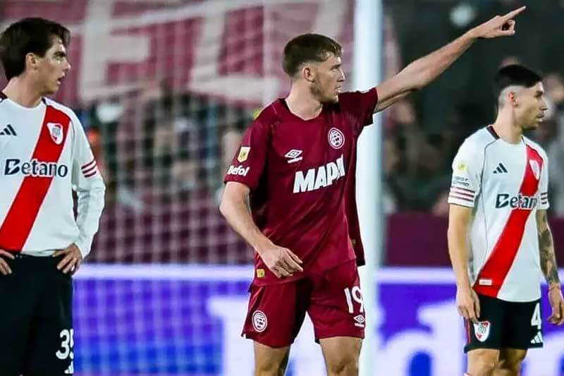 Pese a los cambios y a la búsqueda de tenencia de la pelota, River nunca se sintió cómodo. Lanús con más empuje que juego, encontró su premio en la última jugada y dejó al visitante con sabor amargo.
