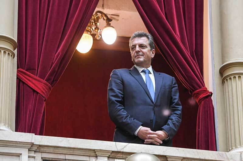 Sergio Massa, candidato del frente oficialista, recibirá una cifra ligeramente inferior a su contrincante: $139.239.474, debido a que se le descontarán las multas aplicadas a dos fuerzas que integran esa alianza, por incumplimiento a la ley de financiamiento de los partidos políticos. 