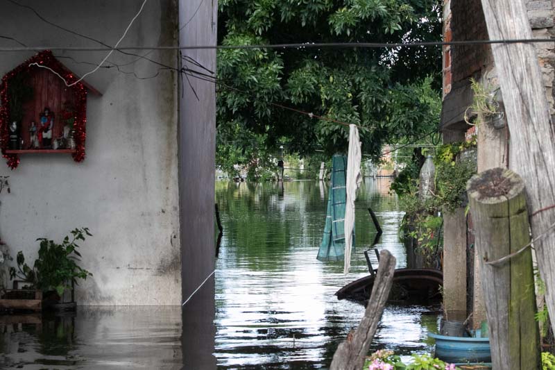 Desde el gobierno provincial se han enviado suministros básicos, alimentos y medicamentos, aunque los caminos anegados dificultan la llegada de la ayuda humanitaria. 