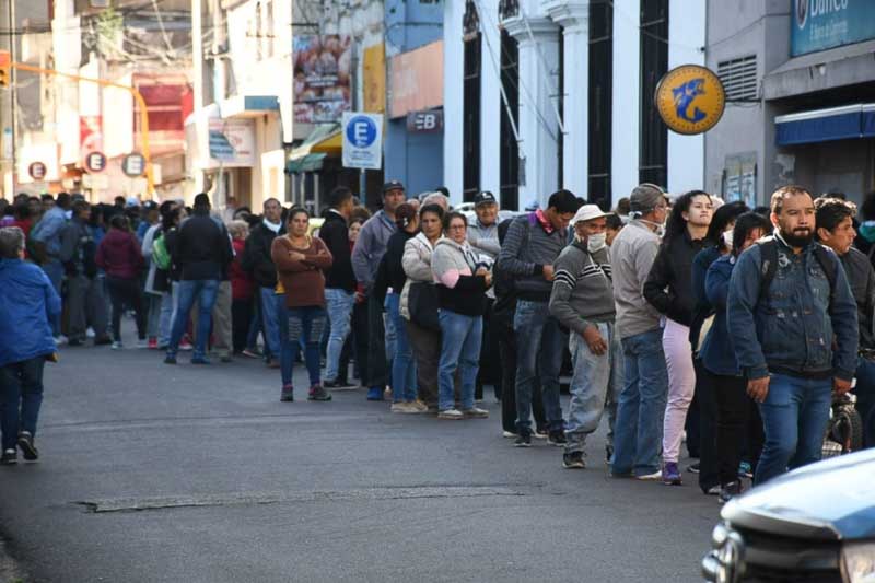 Si bien la fórmula de ajuste por el IPC apunta a poner a los salarios en línea con la inflación del mes pasado, la realidad indica que la mayoría de los pasivos, que cobran la mínima, sufren una pérdida del poder de compra. Los números indican que las jubilaciones y pensiones soportaron un tercio de la reducción total del gasto.