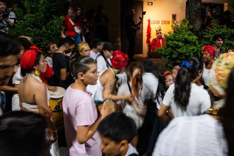 Por otra parte  los tambores locales, junto a otros grupos invitados, recorrieron las calles del barrio, llevando consigo la alegría, la historia y la tradición. Esta fiesta se convierte en un espacio donde la música, el baile y la fe se entrelazan. 