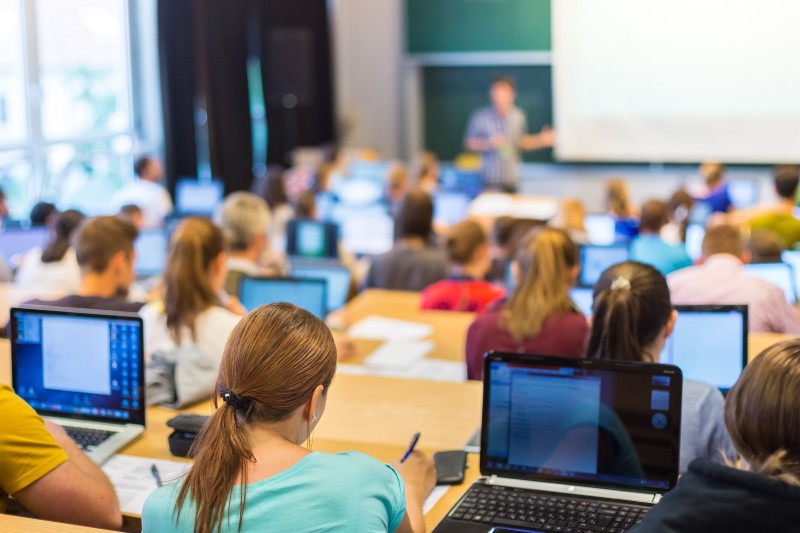 Aunque Suecia sigue por encima del promedio europeo en las pruebas Pirls (Estudio Internacional de Progreso en Comprensión Lectora), perdió 11 puntos en solo cinco años. Es así que determinaron que leer en pantallas fomenta un escaneo rápido de la información en lugar de una lectura lineal y profunda, impidiendo que el estudiante conecte ideas complejas, una habilidad que el papel facilita al carecer de estímulos distractores y ofrecer una referencia física del progreso del texto. 