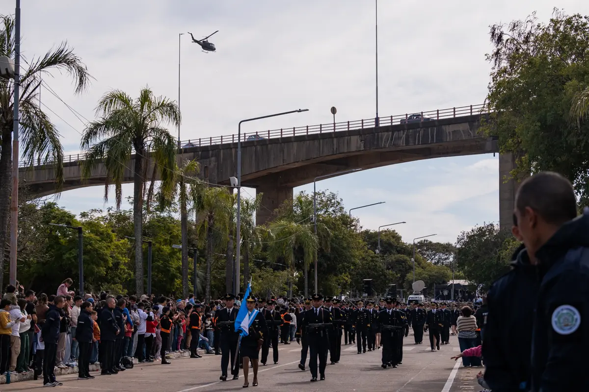 El desfile reuni&oacute; a unas 5.700 personas, entre ellas m&aacute;s de 4.300 estudiantes de 46 escuelas secundarias. La participaci&oacute;n educativa ocup&oacute; un lugar central en una jornada que comenz&oacute; a las 10:30 y reuni&oacute; instituciones, fuerzas y p&uacute;blico sobre la costanera.
