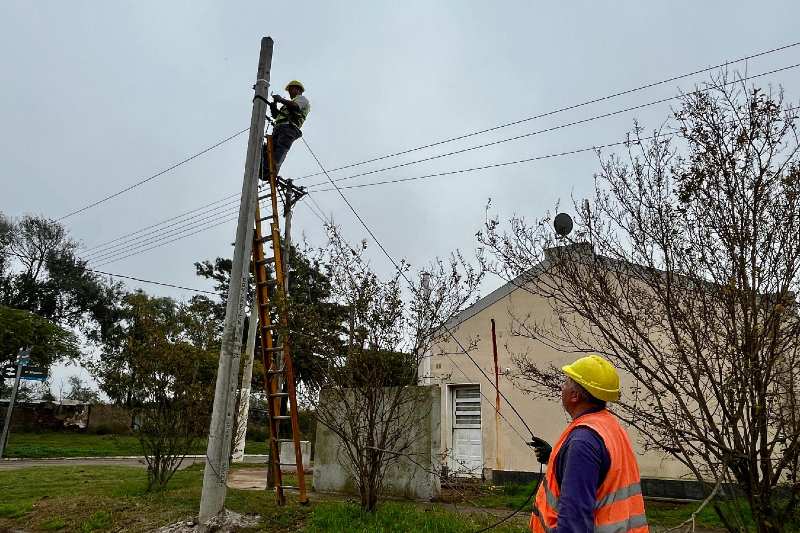 A principios de abril la empresa TelCo (del grupo Clarín) había informado que ya hay 32 municipios y 1.500 escuelas conectadas. Además, se firmó un convenio con Arsat (organismo estatal) para intercambiar infraestructura de fibra óptica y así ampliar el alcance del servicio. El sistema fue probado el año pasado en dos escuelas rurales, en el paraje Malezal (Esquina) y en Monte Grande (isla Apipé Grande).