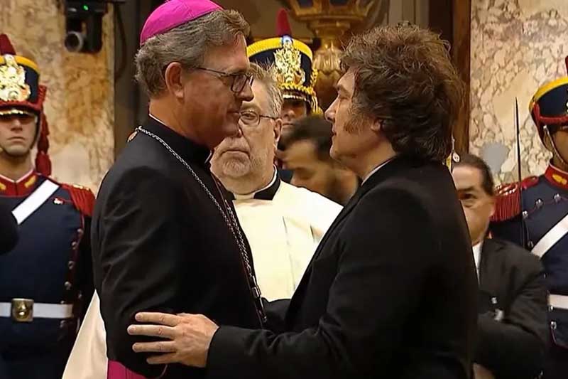 El episodio fue leído como un fuerte mensaje político, más aún tras el posterior tuit de Milei en el que escribió: “Roma no paga a traidores”, dirigido sin nombrarlo a Jorge Macri. Mientras tanto, el arzobispo Jorge García Cuerva, a cargo de la ceremonia religiosa, dedicó duras críticas al Gobierno nacional y reclamó una vida digna para los jubilados. La escena dejó en evidencia las tensiones internas en el oficialismo, aún cuando el Presidente anunció el sábado un acuerdo electoral con el PRO.
