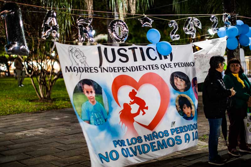 Uno de los pasajes centrales de la plaza se vio vestida con un gran número de banderas de distintas instituciones, globos plateados y celestes, y realizaron una lectura de mensajes que exigían justicia.