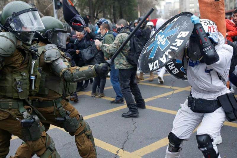 Durante una marcha que se realizó ayer al cementerio General, programada hasta la tumba de Salvador Allende, hubo 37 incidentes violentos en Santiago y otros 20 en otras regiones. Hubo 16 detenidos, nueve por desórdenes, 5 por daños y dos por maltrato a carabineros; seis uniformados resultaron lesionados y 5 civiles debieron ser atendidos por diversas heridas.