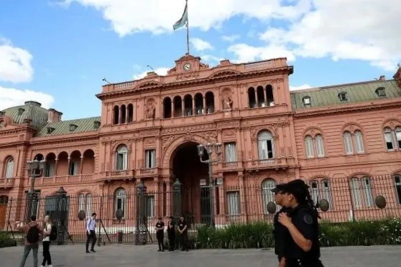 Entre las exigencias puntuales los mandatarios requieren la compensación adecuada del consenso fiscal, el financiamiento de las cajas previsionales no transferidas, y una redistribución más clara de los fondos recaudados por el impuesto a los combustibles. Esas demandan representan, según los números que elaboraron con sus equipos económicos, solo el 0,3% del PBI y son “compensables”. 