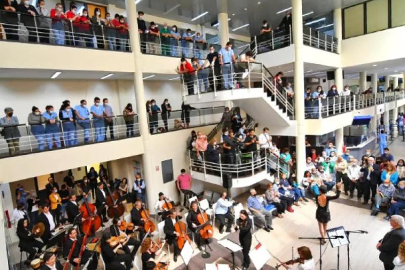 El año pasado presentó, en coincidencia con el Día de la Mujer, un repertorio integrado por obras compuestas por mujeres y sobre mujeres, y también hubo intérpretes solistas femeninas. También hubo estrenos: tres preludios de la ópera Camila O’Gorman, de Alberto Balzanelli, el estreno local de la rapsodia de Celia Torrá, y María José López interpretando Mágica y misteriosa Buenos Aires, de Claudia Montero. 