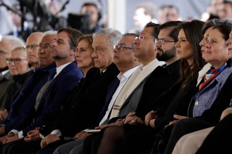 Entre los invitados estuvieron Ricardo Lagos y Michelle Bachelet, Estela Barned de Carlotto, presidenta de la asociación Abuelas de Plaza de Mayo, y su vicepresidenta, Buscaritta Roa, artistas como Tom Morello (guitarrista de Roge Against the Machine) o la escritora Mariana Enríquez, además de los presidentes de Uruguay, Luis Lacalle Pou; de Bolivia, Luis Arce; de México, Andrés Manuel López Obrador; y otros primeros mandatarios.