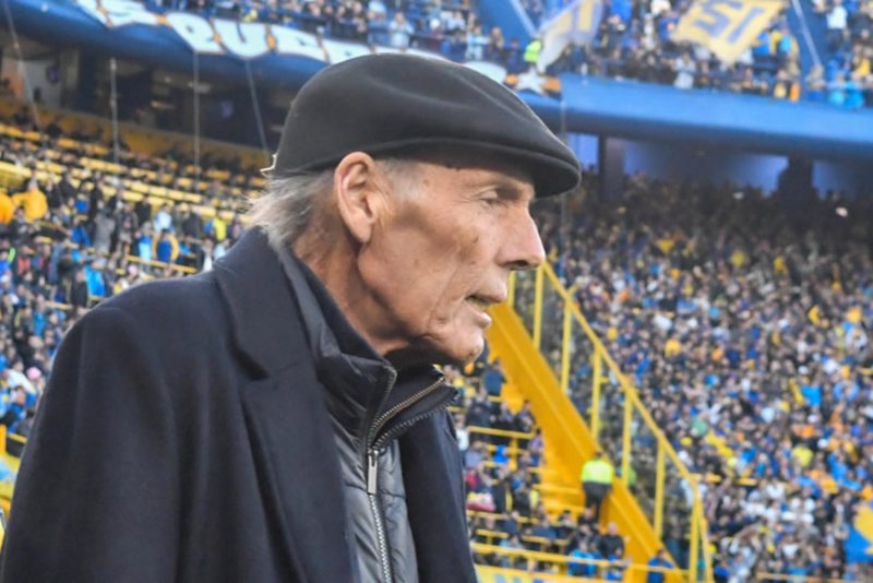 El entrenador xeneize, de 69 años, se enfrenta desde 2017 a un cáncer de vejiga y de próstata y está con licencia médica desde fines de septiembre. En el último mes fue hospitalizado en tres ocasiones, y el último partido en el que estuvo al frente del equipo fue durante el empate 2 a 2 del pasado 21 de septiembre con Central Córdoba en La Bombonera, ocasión en la que permaneció todo el encuentro sentado en el banco. 