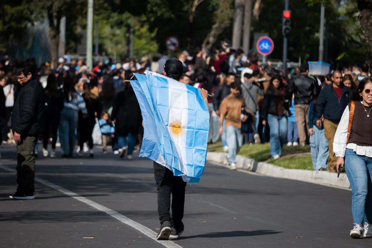 Banderas llevada por un vendedor entre el público que permaneció sobre la costanera durante la mañana del 9 de julio , cierra el panorama que se vivió.