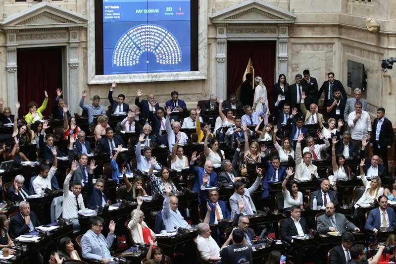 La discusión cobra especial relevancia en medio de un conflicto con la Federación de Docentes de las Universidades (Fedun), que rechazó el aumento salarial ofrecido por la administración libertaria y decidió no iniciar el segundo cuatrimestre, acompañando esta medida con un paro de 48 horas previsto para los días 20 y 21 de agosto. Los proyectos presentados por ambos sectores políticos buscan una recomposición, por la falta de ajuste presupuestario del año pasado.