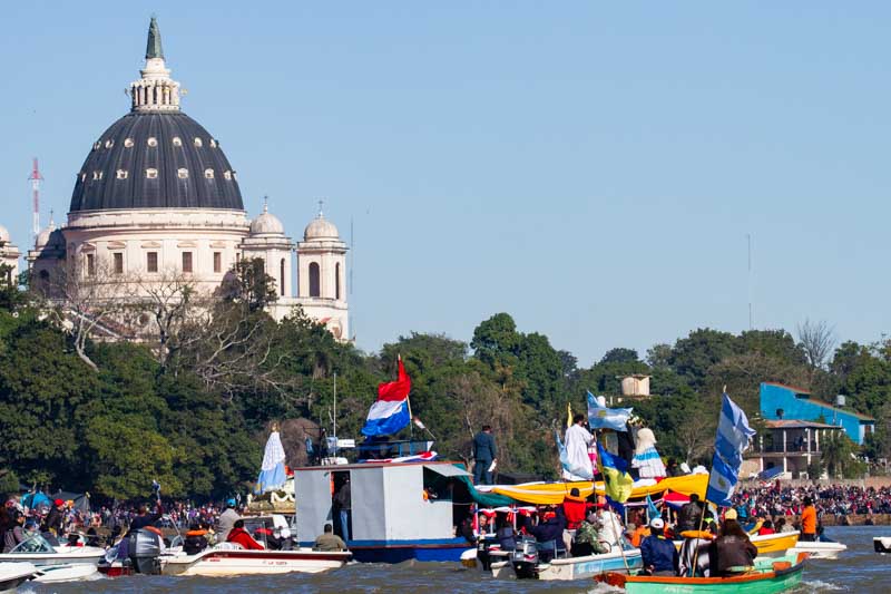 A la celebración asistieron personas de distintas partes de la provincia y de la región. El acto incluyó el encuentro de las imágenes de las vírgenes de Itatí y de Caacupé (Paraguay), seguido de la misa central en la Basílica. Los fieles de Itá Ibaté, Berón de Astrada y áreas cercanas participaron en la 28ª peregrinación, siendo recibidos por el obispo auxiliar José Adolfo Larregain y el rector del santuario, Porfirio Ramírez.