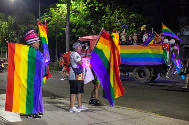 La presencia de indumentaria y elementos representativos de la comunidad  se hicieron presentes no solo por parte de los participantes.