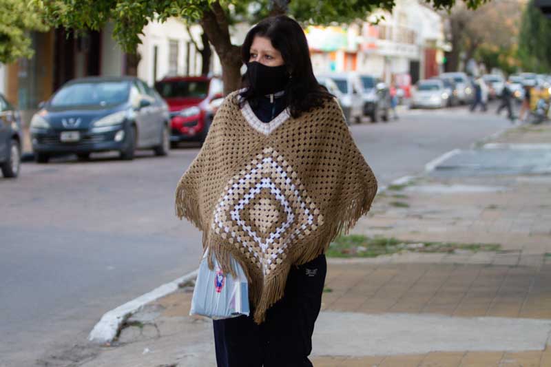 Las bajas temperaturas de ayer en la ciudad capitalina, con mínimas de un grado, tienen su continuidad hoy, desde los 9°C de esta mañana hasta los 10°C pronosticados para la tarde. Durante la noche se aproximará a los 7°C, con vientos del sureste a lo largo del día, cuya velocidad media será de 18 km/h.