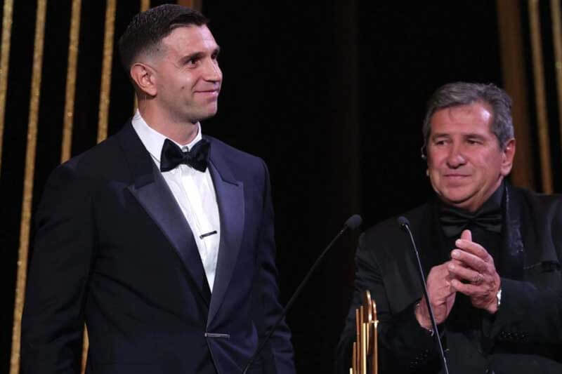 Emiliano Martínez, se alzó con el prestigioso Premio Lev Yashin, que lo distinguió como el mejor arquero del mundo, en reconocimiento a su destacada labor bajo los tres palos.