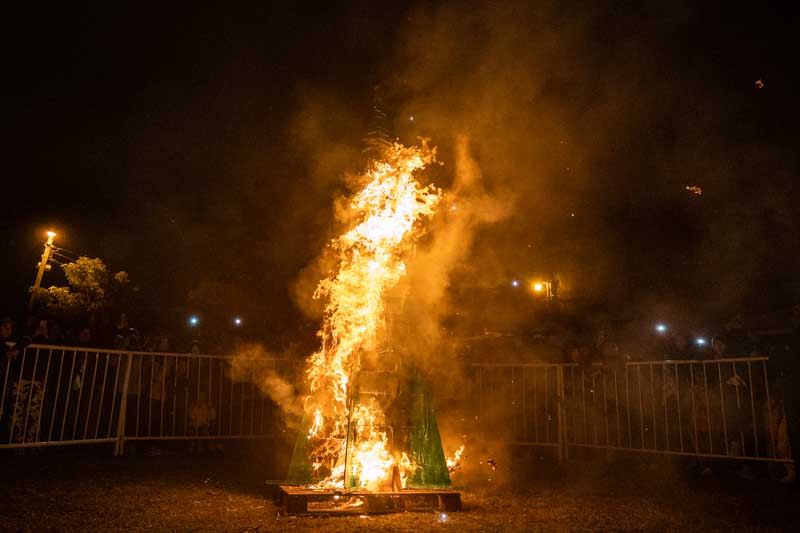 La imponente figura fue construida por estudiantes de la escuela de arte local. El mensaje fes claro: un pedido por el fin de las guerras y los conflictos bélicos. 