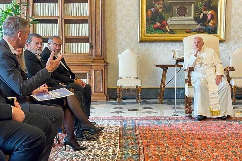 El papa Francisco recibió a una delegación de la CGT en el Vaticano, donde los sindicalistas expusieron su preocupación por la situación socioeconómica de Argentina bajo las políticas de Javier Milei. En el encuentro, destacaron la importancia del trabajo, la producción y el diálogo social.