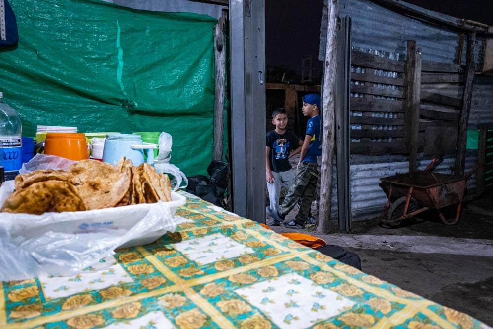 El asentamiento carece de servicios básicos, como cloacas, seguridad y salud. Esta falta de infraestructura afecta profundamente los comportamientos y la personalidad de los niños residentes, creando un ambiente de vulnerabilidad.