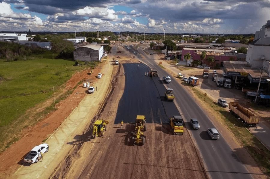 Los proyectos eran financiados a través del programa “Argentina hace”, una iniciativa lanzada por la gestión de Alberto Fernández el 9 de marzo de 2020, para ejecutar trabajos “de infraestructura” en 2.300 municipios de todo el país, y ahora las comunas y provincias se defienden asegurando que muchas obras se terminaron con aportes propios, debido a que los montos asignados por la Nación no alcanzaron debido a la devaluación del 120% hecha por el Gobierno de Javier Milei y a la inflación del 75% en este semestre. 