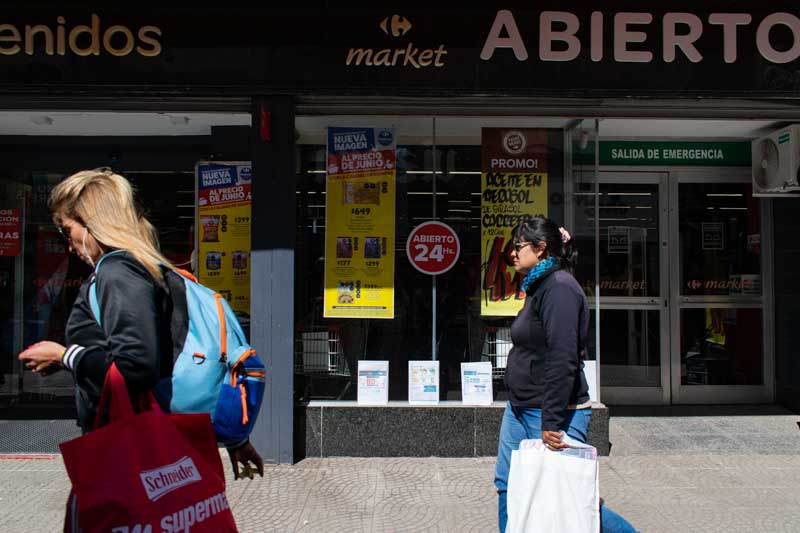 El comercio supermercadista cayó un 10,6% interanual y el 0,2% respecto de junio. Además, las zonas Nordeste y Cuyo fueron las regiones de mayor suba mensual (4,6%), seguidas por la Patagonia (4,2%). La división de mayor aumento en julio fue en restaurantes y hoteles (6,5%) y bebidas alcohólicas y tabaco (6,1%). Luego vivienda, agua, electricidad y otros combustibles (6%). 