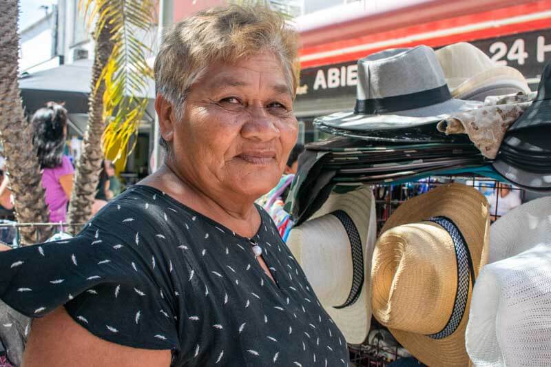 Vendedores con más de 30 años de experiencia en las calles de Corrientes aseguraron que cumplen con los requisitos necesarios para tener sus puestos, y que hay una marcada disminución del poder adquisitivo de las personas. 