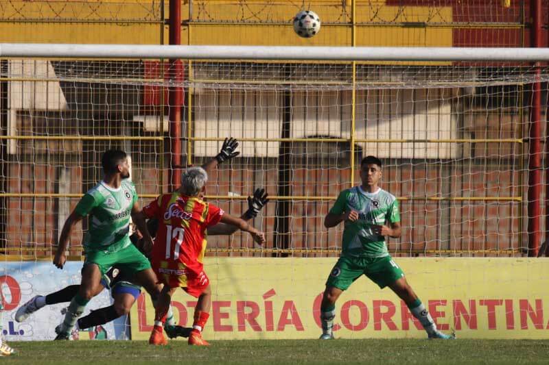 Sobre el final hubo una gran jugada de Ávila por la izquierda, mandó un centro preciso que Gastón Segovia, frente al arco, mandó la pelota por arriba del travesaño. 