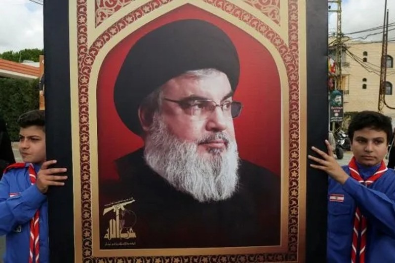 La última revelación de la táctica hebrea (cuestionado por los medios globales) fue descubierta por el Gobierno libanés, cuando reveló que el ex líder de Hezbolá, Hassan Nasrallah, había aceptado un acuerdo de cese al fuego temporal -propuesto por Estados Unidos y Francia- antes de ser asesinado el pasado 27 de septiembre en un bombardeo en el sur de Beirut. 