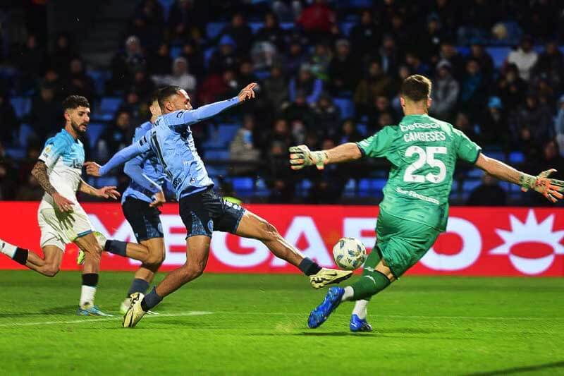 Belgrano y Racing empataron uno de los mejores partidos del fútbol argentino de los últimos años: la Academia ganaba 4-1 hasta los 30’ del complemento y en menos de 20 minutos los cordobeses lo empataron de la mano de un Franco Jara imparable, que se puso el equipo al hombro, marcó tres goles. 