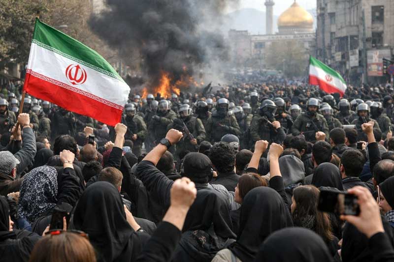 El Gobierno iraní respondió con un operativo de seguridad reforzado y acusó a Estados Unidos e Israel de promover los disturbios. En ese contexto, el presidente estadounidense Donald Trump advirtió sobre una posible intervención si continúa la represión, mientras Teherán amenazó con atacar bases militares estadounidenses ante cualquier acción externa.