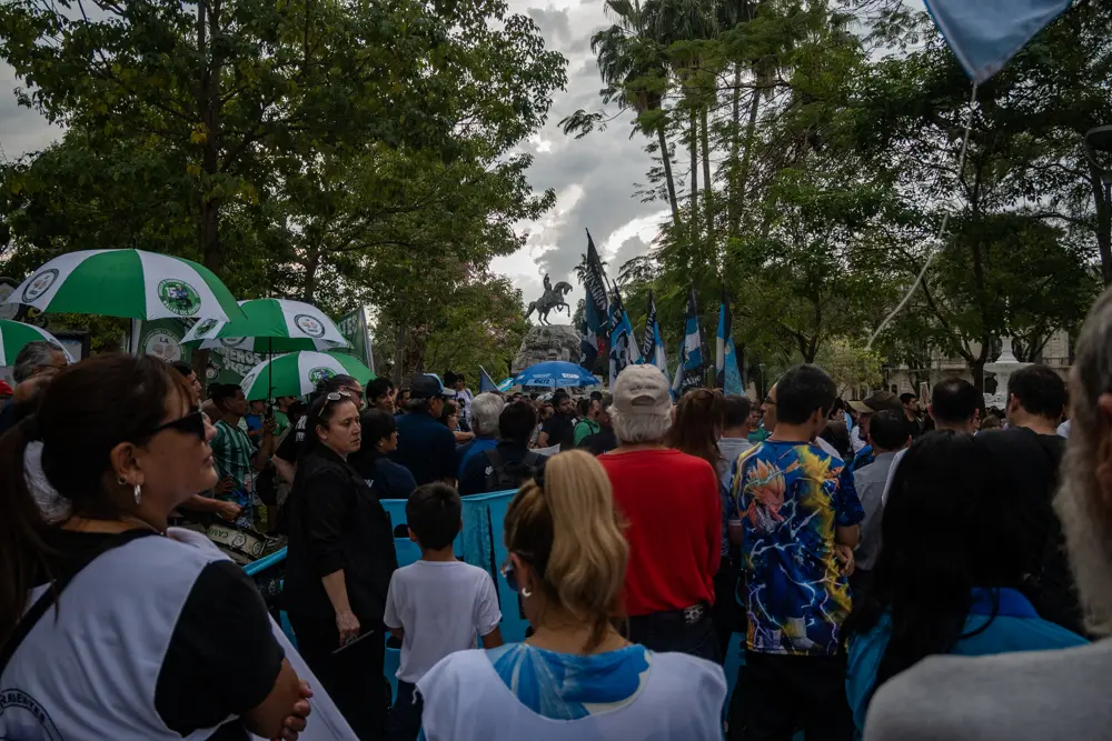 La lluvia oblig&oacute; a dar por finalizada la convocatoria antes de lo previsto. Aun as&iacute;, el registro fotogr&aacute;fico conserva el paso de una comunidad que decidi&oacute; ocupar la plaza para hacer visible su posici&oacute;n mientras el debate legislativo continuaba.
