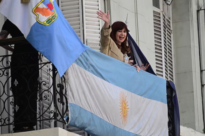 Confirmaron -además- las condenas de Báez (6 años de prisión); del ex secretario de Obras Públicas, José López (6 años); del ex titular de Dirección Nacional de Vialidad, Nelson Periotti (6 años); y de los ex funcionarios del área de Vialidad de Santa Cruz, Juan Carlos Villafañe (5 años), Raúl Gilberto Pavesi (4 años y 6 meses), José Raúl Santibáñez (4 años), Mauricio Collareda (4 años) y Raúl Osvaldo Daruich (3 años y 6 meses). 